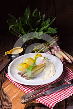 A asparagus with poached egg sauce and wild garlic