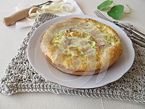 Asparagus quiche with cocked ham and herbs