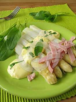 Asparagus with sorrel and ham