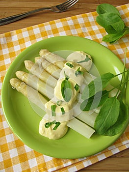 Asparagus with sorrel hollandaise sauce