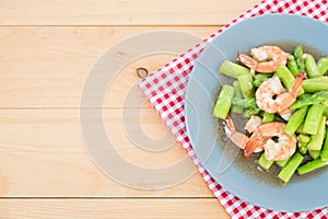 Asparagus stir fried with prawns