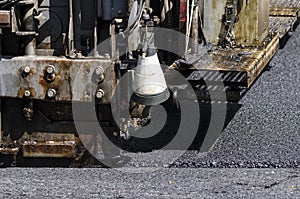 Asphalt paving machine