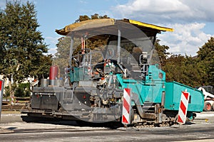 Asphalt paving machine