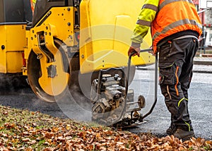 Asphalt paving worker with manual machine