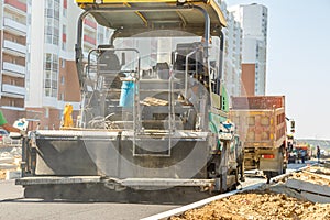 Asphalt-placing machine