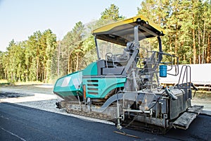 Asphalt-placing machine