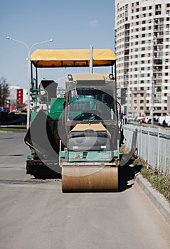 Asphalt road roller with heavy vibration roller