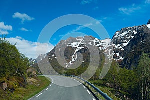 Asphalt road to Norvegian mountains photo