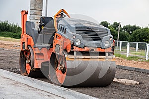 The asphalt roller compresses the soil by its own weight.