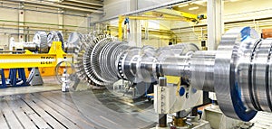 Assembling and constructing gas turbines in a modern industrial