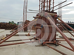 Assembling formworks for reinforcement concrete column.