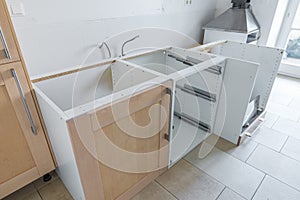 Assembly or disassembly of a fitted kitchen in a rented flat