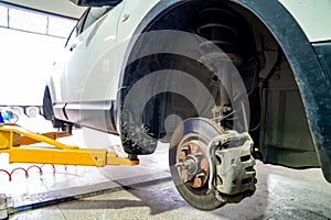 Assembly or dismantling of the wheels in the workshop