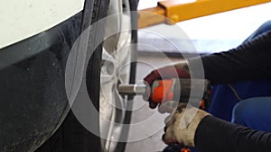 Assembly or dismantling of the wheels in the workshop.