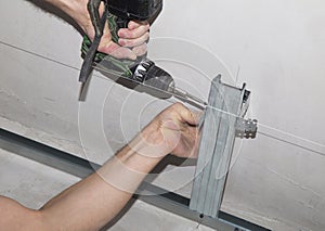 Assembly of a framework for a plasterboard ceiling