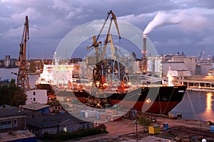 Assist the shipyard cranes