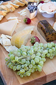 Assorted cheese plate table whit fruits