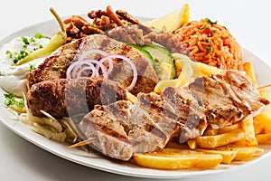 Assorted grilled meat with chips and salad