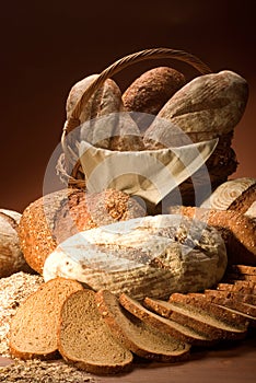 Auswahl aus gebacken brot durch braun 