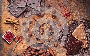 Výběr z čokoláda bary lanýže koření a kakao prášek 