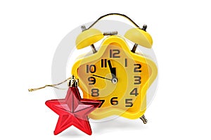 An asterisk Christmas clock shows the remaining time until midnight with a red asterisk,on an white background.Yellow.12,Twelve o