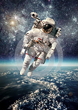 Cosmonauta en espacio cósmico 