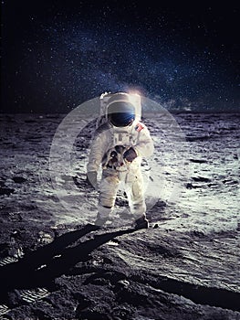 Cosmonauta o cosmonauta de pie sobre el un mes superficie 