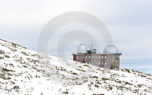 Astronomická a meteorologická observatoř u skalnatého plesa nebo plesa nebo jezera ve vysokých tatrách, slovensko