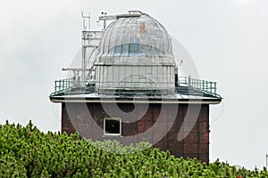 Astronomická a meteorologická observatoř u Skalnatého plesa nebo plesa či plesa ve Vysokých Tatrách na Slovensku.