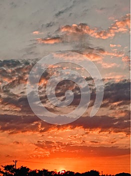 Atardecer con wol siluetas de arboles nubes y cielo photo