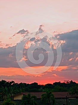 Atardecer nublado anaranjado, gris, malva