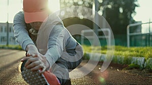 Athlete woman waiting in the starting block on running track 4k