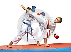 Athletes are training beat Ura mavashi geri and protection against it