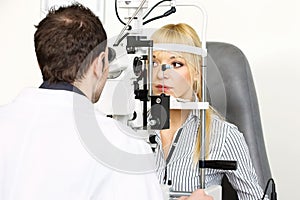 Attendance at the optometrist photo