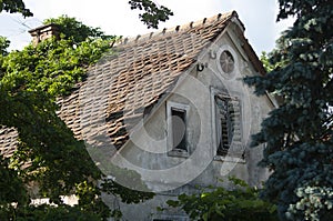 Ático embaldosado techo de viejo casa contraventanas. Eslovenia 