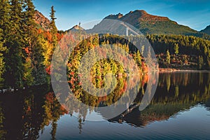 Atraktivní podzimní pohled na Štrbské pleso. Klidná ranní scéna národního parku Vysoké Tatry, Slovensko, Evropa. Krásy přírody