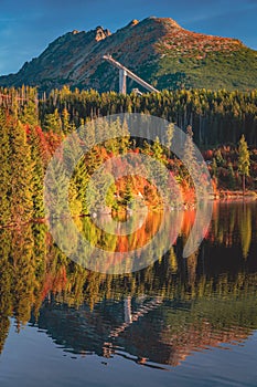 Atraktívny jesenný pohľad na Štrbské pleso. Pokojná ranná scéna národného parku Vysoké Tatry, Slovensko, Európa. Krása prírody