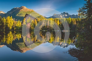 Atraktivní podzimní pohled na Štrbské pleso. Klidná ranní scéna národního parku Vysoké Tatry, Slovensko, Evropa. Krásy přírody