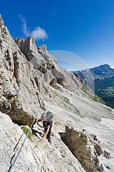 Attraente bionda una donna montagna alpinista dolomiti da 