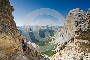 Giovane attraente bruna una donna montagna alpinista dolomiti da 