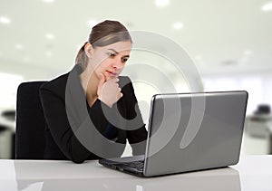 Attraente donna d'affari guarda suo computer portatile schermo 