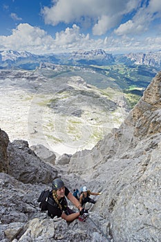 Attraente una donna scalatori sul ripido Attraverso Italiano dolomiti 