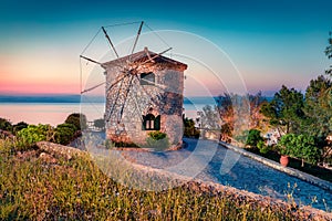 Atractivo manana de famoso molinos de viento. próximamente manana escena de isla iónico el mar grecia Europa. belleza 