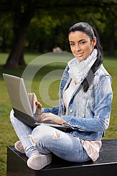 Attractive woman with laptop and sandwitch