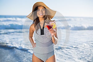 Atraktívne žena v dámske plavky slama klobúk držanie koktail 