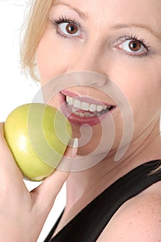 Atractivo una mujer acerca de sobre el comer manzana 
