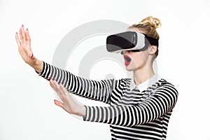 Atraktívne žena nosenie virtuálne ochranné okuliare. slúchadlá 