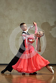 Atractivo joven de bailar Baile (salón bailar 