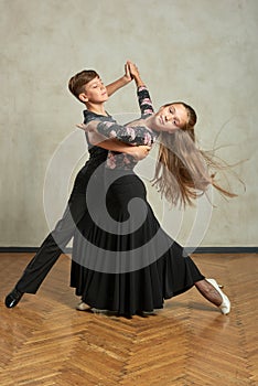 Atractivo joven de bailar Baile (salón bailar 
