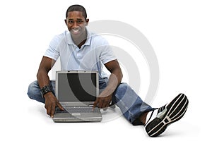 Atractivo joven hombre sobre el piso computadora portátil computadora 
